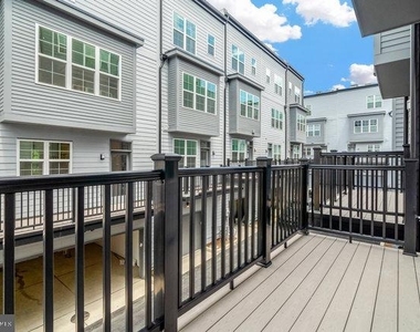 11236 Bunsen Street - Photo Thumbnail 55