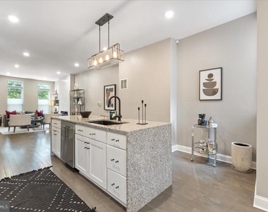 1532 N Broadway - Photo Thumbnail 11