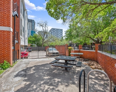 712 W 21st St - Photo Thumbnail 14