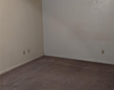 1300 N Bishop St - Photo Thumbnail 8