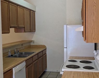 1300 N Bishop St - Photo Thumbnail 6