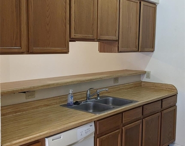 1300 N Bishop St - Photo Thumbnail 7