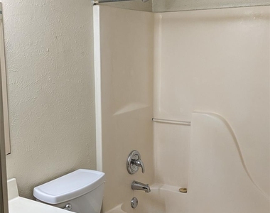 1300 N Bishop St - Photo Thumbnail 10