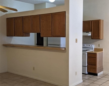 1300 N Bishop St - Photo Thumbnail 5