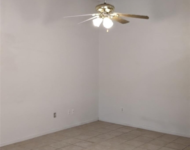 1300 N Bishop St - Photo Thumbnail 3