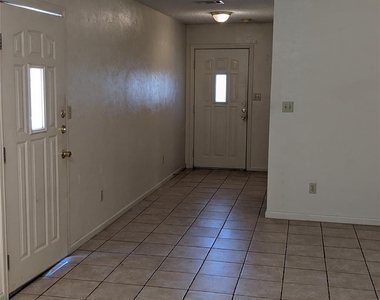 1300 N Bishop St - Photo Thumbnail 1