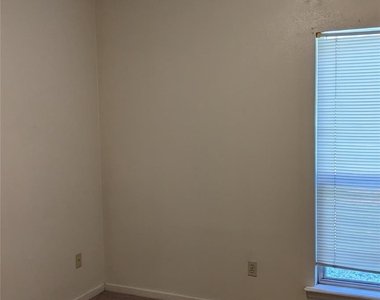 1300 N Bishop St - Photo Thumbnail 11
