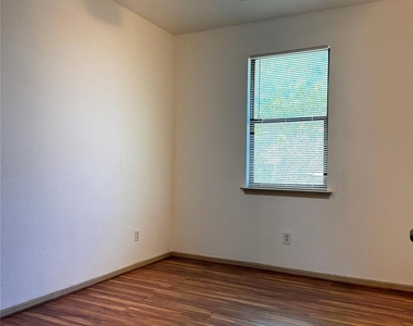 8901 Parkfield Dr - Photo Thumbnail 3