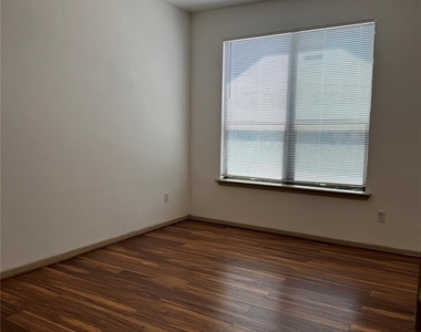 8901 Parkfield Dr - Photo Thumbnail 5