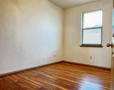 8901 Parkfield Dr - Photo Thumbnail 8