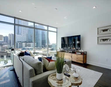501 West Ave - Photo Thumbnail 2