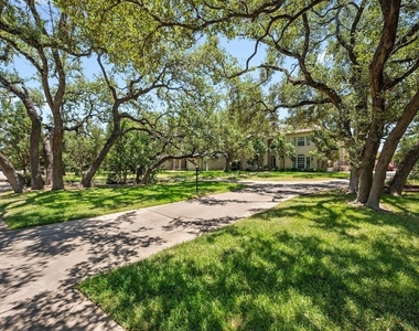1207 Lakeway Dr - Photo Thumbnail 2