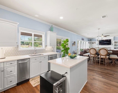 1207 Lakeway Dr - Photo Thumbnail 11