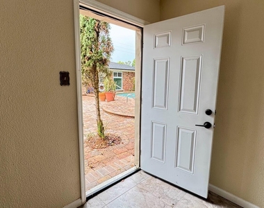 5557 Floral Avenue - Photo Thumbnail 3