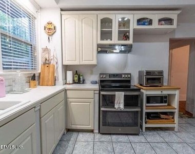 440 E 6th Street - Photo Thumbnail 7