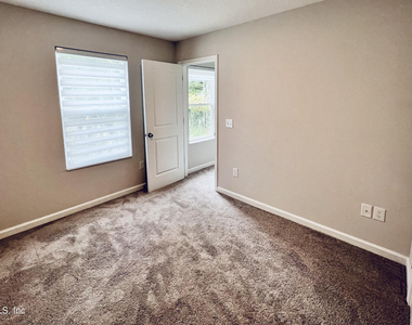 535 S Woodlawn Street - Photo Thumbnail 11