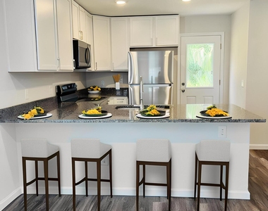 535 S Woodlawn Street - Photo Thumbnail 2