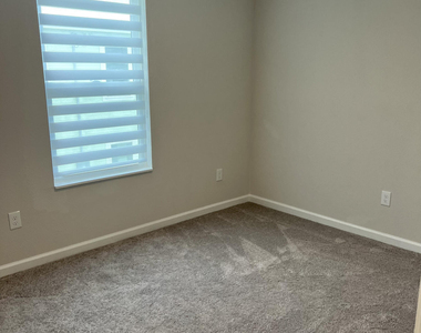 535 S Woodlawn Street - Photo Thumbnail 14