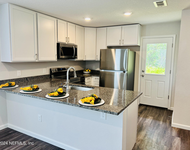 535 S Woodlawn Street - Photo Thumbnail 3