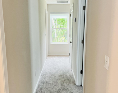 535 S Woodlawn Street - Photo Thumbnail 5