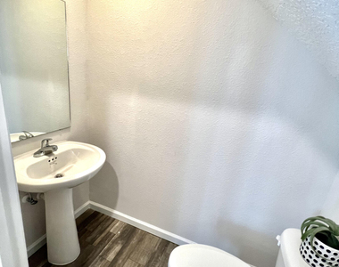 535 S Woodlawn Street - Photo Thumbnail 16