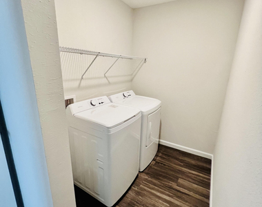 535 S Woodlawn Street - Photo Thumbnail 15