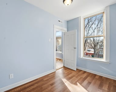 1637 S Saint Louis Avenue - Photo Thumbnail 8
