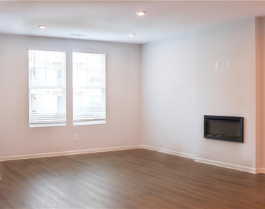 483 Crown Drive - Photo Thumbnail 3