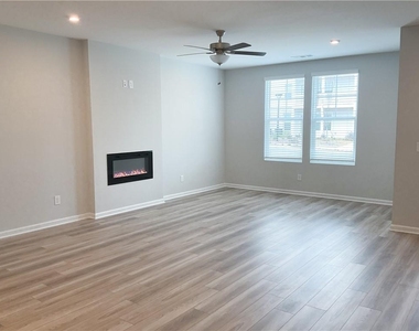 495 Crown Drive - Photo Thumbnail 7