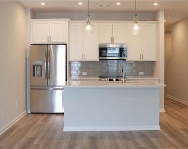495 Crown Drive - Photo Thumbnail 3