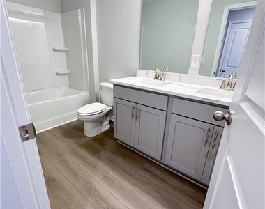 495 Crown Drive - Photo Thumbnail 15