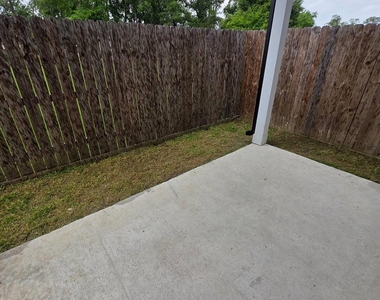 1106 Paul Quinn Street - Photo Thumbnail 6
