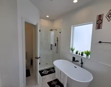 1106 Paul Quinn Street - Photo Thumbnail 10