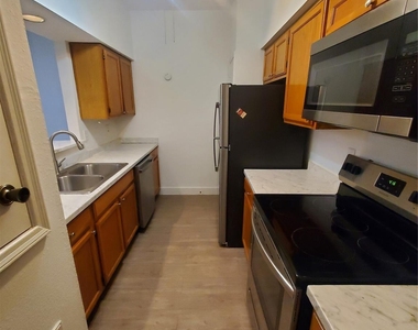 17473 Red Oak Drive - Photo Thumbnail 5