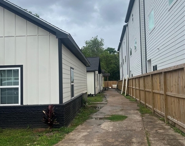 3209 Ennis Street - Photo Thumbnail 3