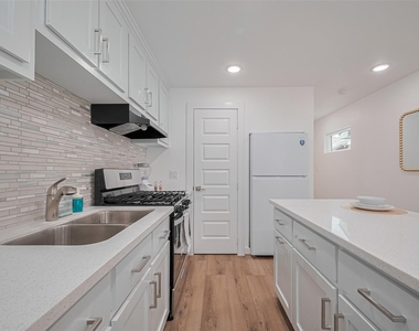 6725 Avenue K - Photo Thumbnail 9