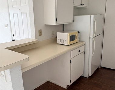 2855 Winkler Avenue - Photo Thumbnail 5