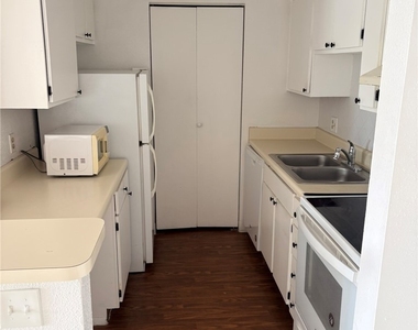 2855 Winkler Avenue - Photo Thumbnail 4