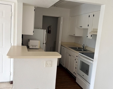 2855 Winkler Avenue - Photo Thumbnail 3