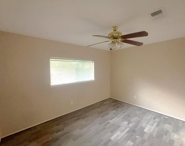 17323 Camberwell Green Lane - Photo Thumbnail 12