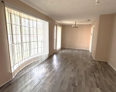 17323 Camberwell Green Lane - Photo Thumbnail 2