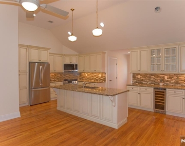 673 Glendale - Photo Thumbnail 2