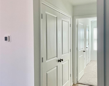 221 Crystal Bay Ln - Photo Thumbnail 8