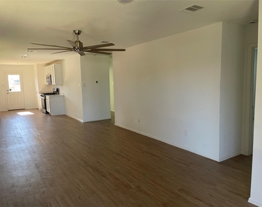 221 Crystal Bay Ln - Photo Thumbnail 10