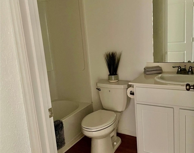 221 Crystal Bay Ln - Photo Thumbnail 5