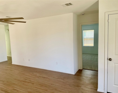 221 Crystal Bay Ln - Photo Thumbnail 7