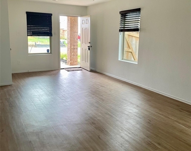 221 Crystal Bay Ln - Photo Thumbnail 3