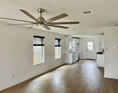 221 Crystal Bay Ln - Photo Thumbnail 2