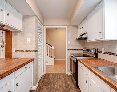 2232 S Piney Point Road - Photo Thumbnail 10