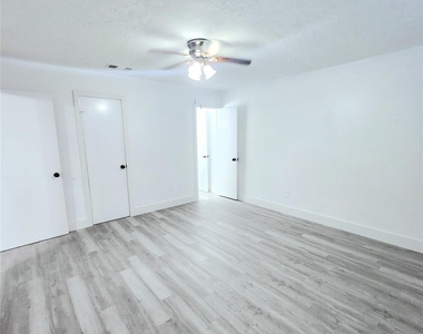 6824 W Fuqua Drive - Photo Thumbnail 9